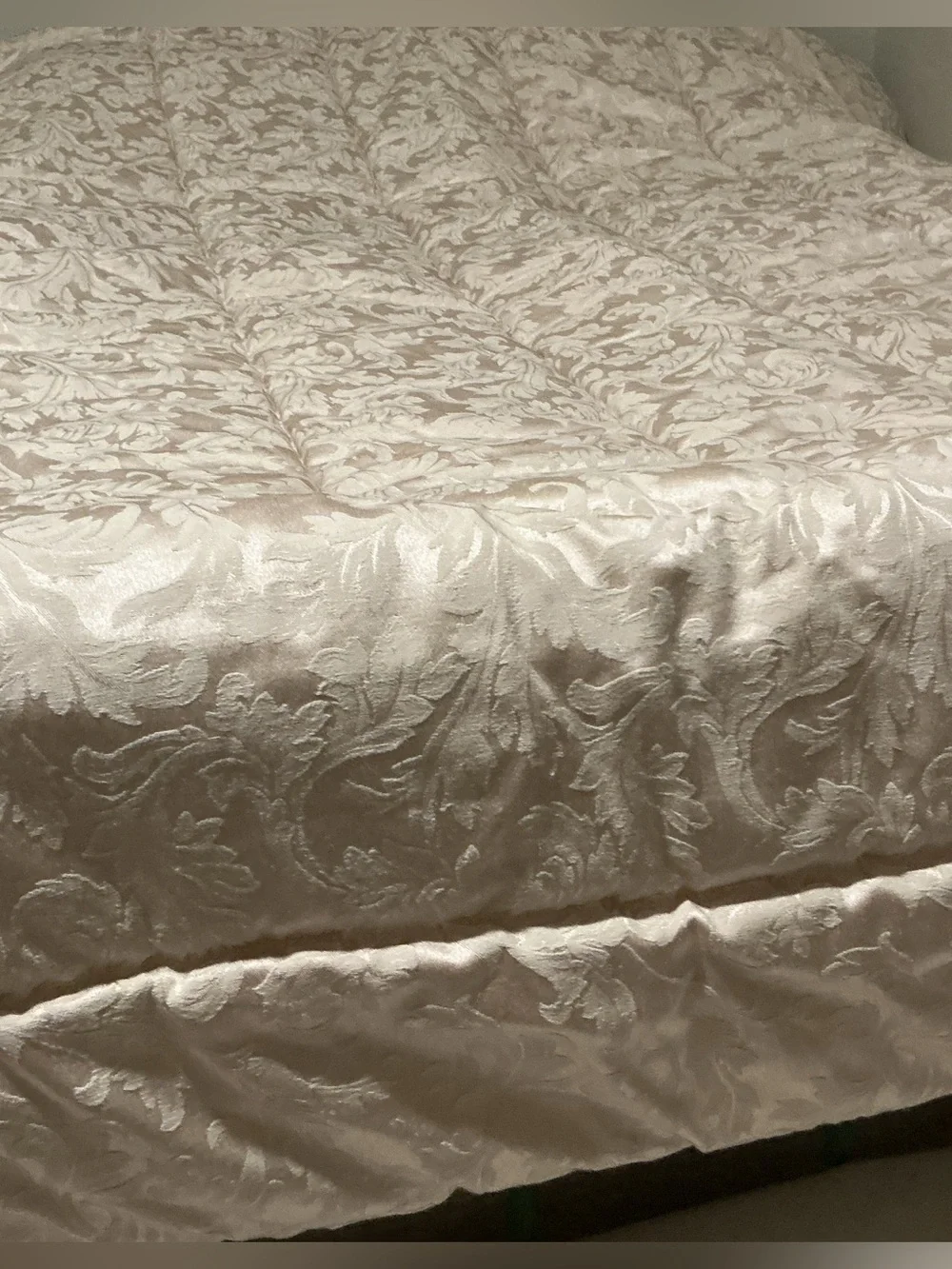NWOT Heavy Weight Damask Jacuard Comforter & Shams